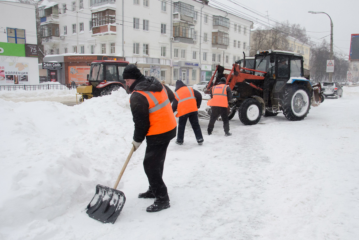 Уборка снега вручную